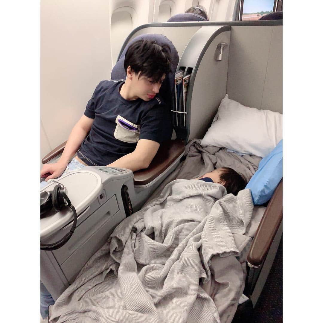 川崎希さんのインスタグラム写真 - (川崎希Instagram)「飛行機が飛んですぐ寝ちゃったおちびーぬ😴 隣の席に空きがあったみたいでキャビンアテンダントさんが1席使わせてくれたからのびのび寝かせられたよ〜✈️ #airplain」3月15日 2時53分 - kawasakinozomi