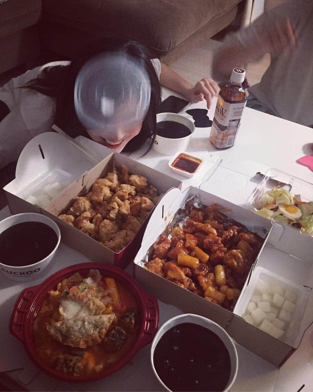 イ・ソンビンさんのインスタグラム写真 - (イ・ソンビンInstagram)「소라생일인데 내가제일 신났다😜 With 치콜🍗🥤」3月15日 2時54分 - sunbin_eyesmag