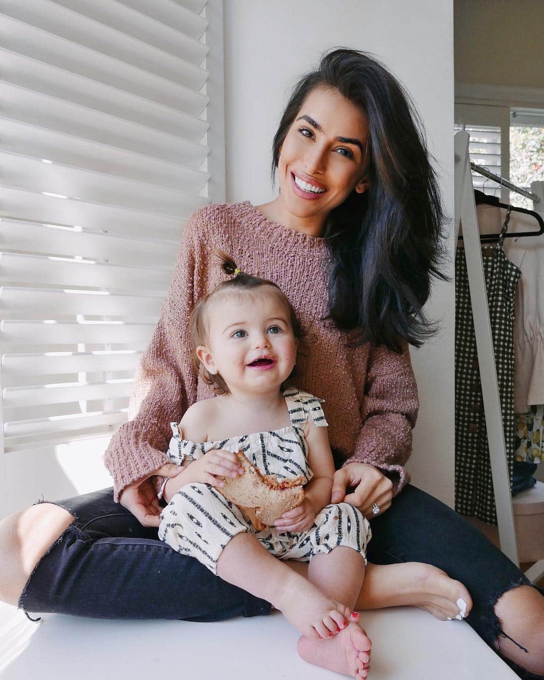 Sazan Hendrixさんのインスタグラム写真 - (Sazan HendrixInstagram)「#AD Today is a win-win in the Hendrix house! Teeny is constantly snacking and it’s been my mission as her mama bear to find creative little ways to incorporate more nutrition into some of her favorite bite-sized snacks 🧐 She lovessss PB&J so I mixed some of her Enfagrow (from the maker of @enfamil!) into the recipe. She loved the taste! #Enfagrow is a toddler nutritional drink made with real milk, and it has DHA and Iron which help support brain development. Teeny finds it so delicious and I’m happy knowing my girl’s not missing out on her nutrients 🙌🏼😌 #teenyandme  #choosesmart #snackhack」3月15日 2時55分 - sazan
