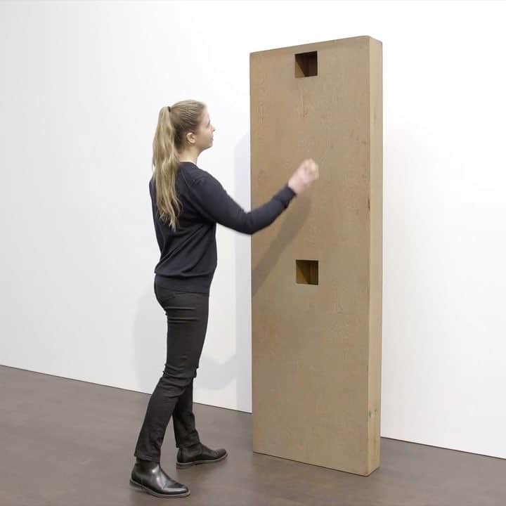 のインスタグラム：「#WalterDeMaria: When “Ball Drop” was originally shown at the 9 Great Jones Street gallery in New York in 1963, the viewer was invited to take the ball and drop it through the top hole, causing a sharp bang.  The work is presented in “Idea to Action to Object” at Gagosian, Grosvenor Hill, London until March 23. The exhibition contains over forty works on paper and several related sculptures by the late Walter De Maria. Learn more via the link in our bio! ___________ #Gagosian Walter De Maria, “Ball Drop” (1961–64) © Estate of Walter De Maria. Video: Emma Charles and Miriam Perez」