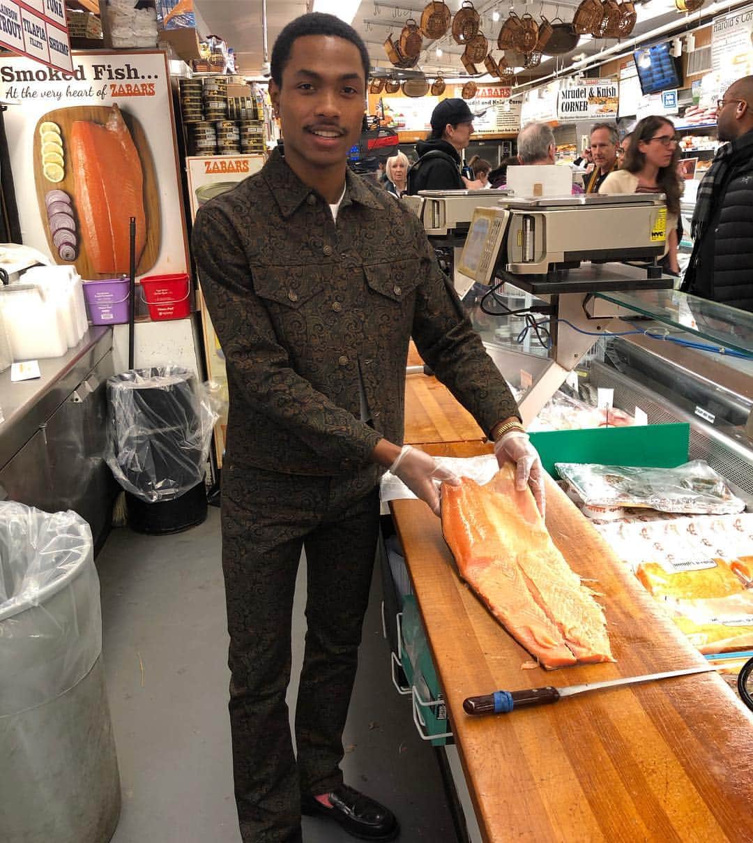 のインスタグラム：「legendary lox cutter @steve.lacy - notice the salmon socks 🔥」