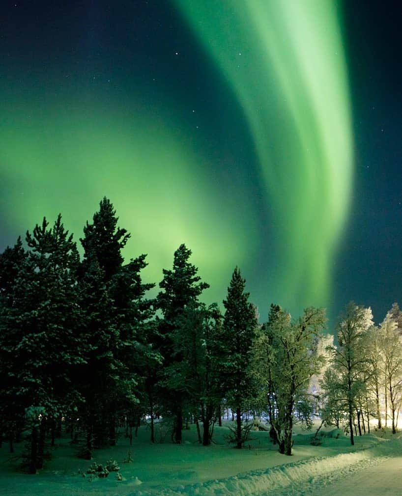 のインスタグラム：「These northern lights are amazing. Hands up in the air if you’ve seen them before 🙌🏻 #KLM #RoyalDutchAirlines #flyKLM ⠀ •⠀ •⠀ •⠀ #Northernlights #lights #flying #fly #travel #travelgram #travelling #pretty #aurora #green #lapland #auroraborealis #auroras」