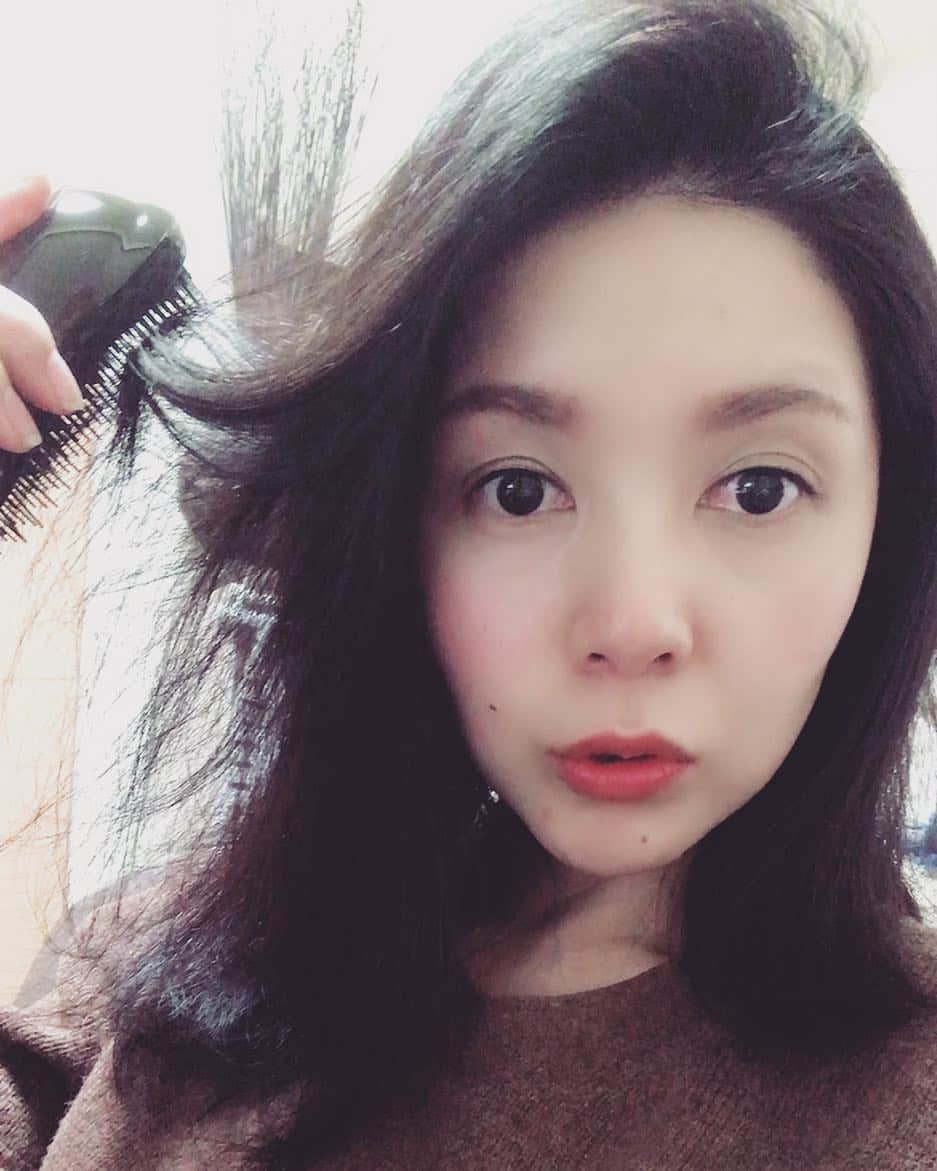 のインスタグラム：「今話題のイギリス発 TANGLE TEEZER  解くほど縺れが解け 髪ツヤが出ると話題のブラシ  デザイン可愛いし、 つい試してみたくて♡  本当、ツヤツヤになる✨ 天使の輪が👼できるょ♪  #tangleteezer #イギリス発 #タングルティーザー #髪ツヤツヤ #ヘアケア #ブラシ」
