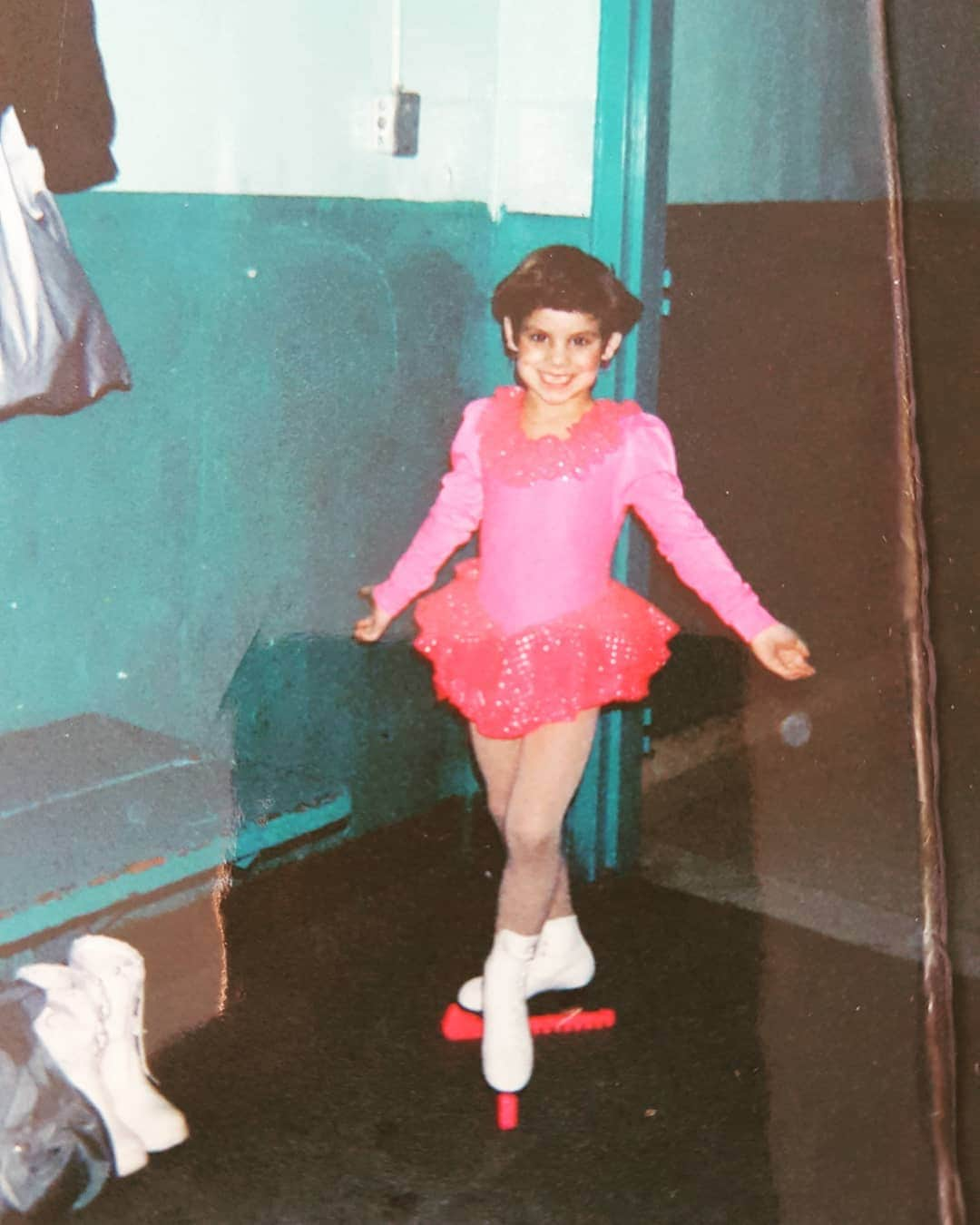 メーガン・デュアメルさんのインスタグラム写真 - (メーガン・デュアメルInstagram)「Throwback to my early days on the ice, even without skates! I guess I was to young for skates at that time.  #throwbackthursday #throwback80s #childhood #childhoodmemories #skating #startedskatingwithboots」3月15日 3時15分 - meaganduhamel