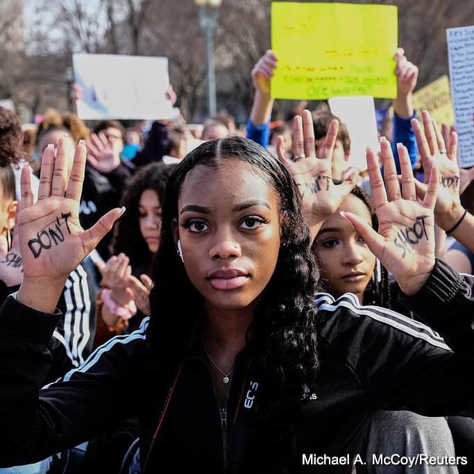 ABC Newsさんのインスタグラム写真 - (ABC NewsInstagram)「Students participated in a school walkout to protest the lack of federal government action and legislation on gun violence and school shootings, demonstrating outside the White House. #shootings #gunviolence #protest #students #walkout #washington #dc #whitehouse」3月15日 3時22分 - abcnews