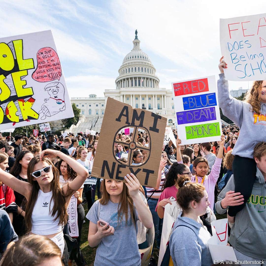 ABC Newsさんのインスタグラム写真 - (ABC NewsInstagram)「Students participated in a school walkout to protest the lack of federal government action and legislation on gun violence and school shootings, demonstrating outside the White House. #shootings #gunviolence #protest #students #walkout #washington #dc #whitehouse」3月15日 3時22分 - abcnews