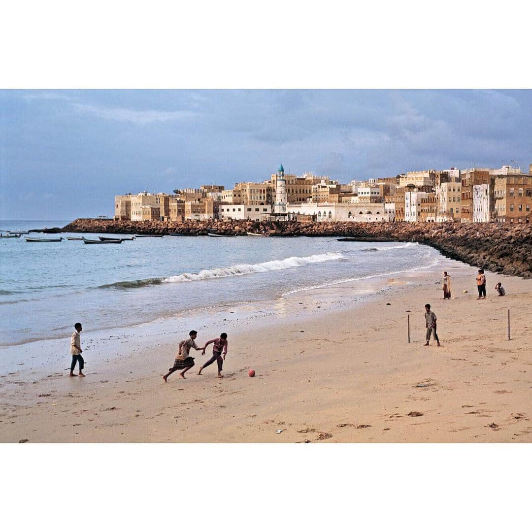 スティーブ・マカリーさんのインスタグラム写真 - (スティーブ・マカリーInstagram)「Boys playing soccer on the coast of #Mukalla, #Yemen, 1997.」3月15日 3時38分 - stevemccurryofficial