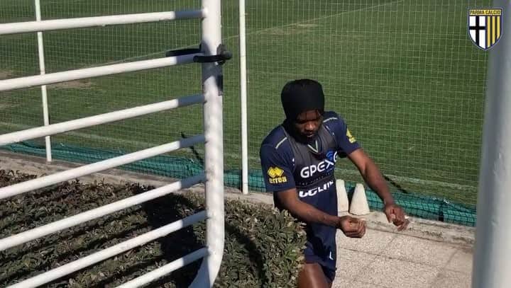 ジェルヴィーニョのインスタグラム：「👀 This is what we do at the office 💪🏽🤫 ____________________________________________  #forzaparma 💛💙 #working #office #workhardplayhard #goal #motivation #instavideo #like #team225 #parma #day #seriea  ___________________________________________  @parmacalcio1913」