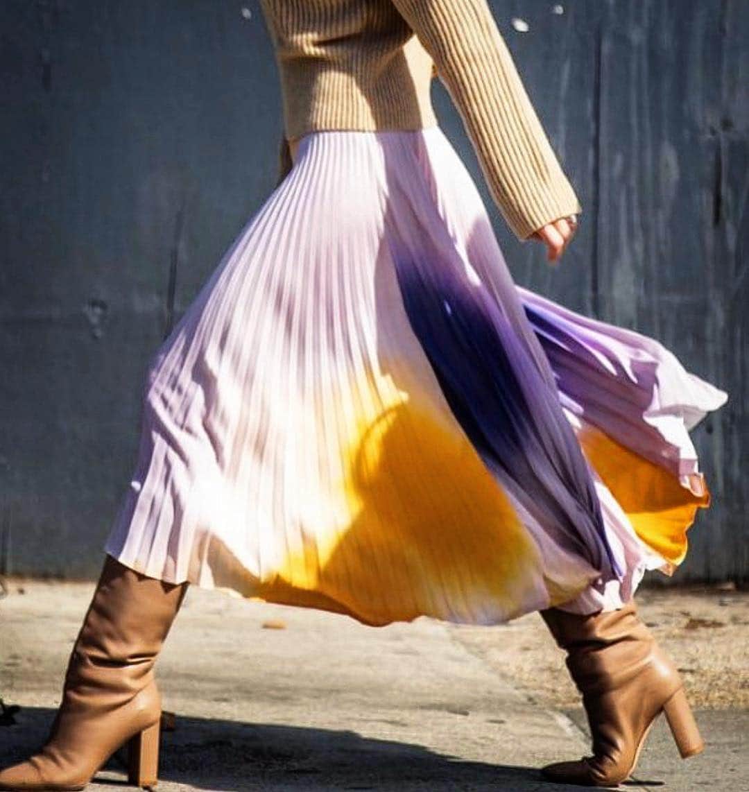 のインスタグラム：「On the go and looking good! @nickydeam in the Sonali skirt 🌈 #dipdye #pleatedskirt #alc」