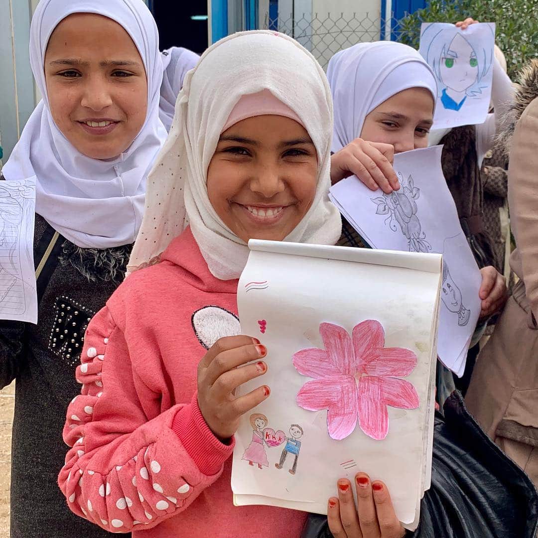 奈良美智のインスタグラム：「I gave an art lecture for the students who are interested in art and after that, they showed me their drawings. I believe art as a language of communication and like it. #zaatari」