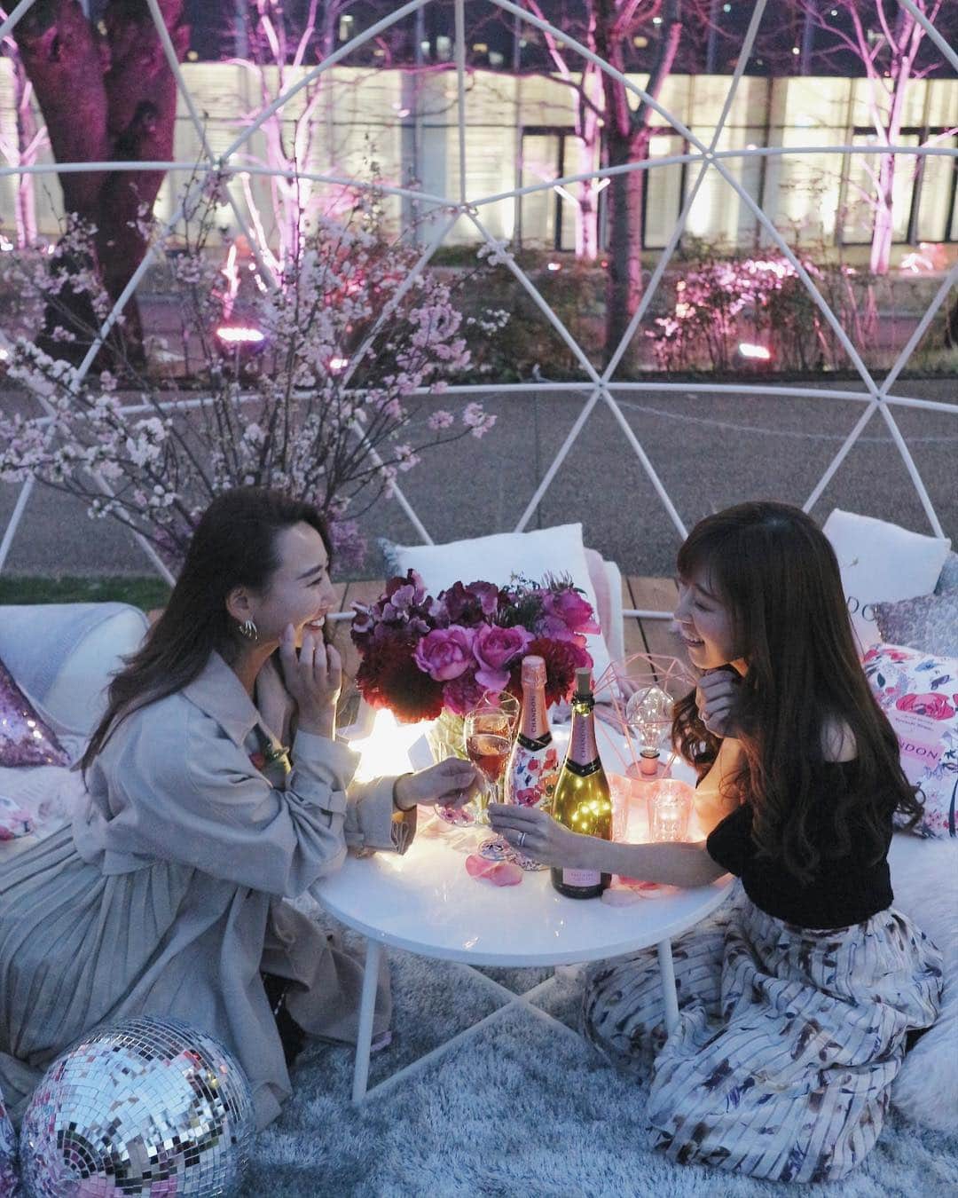 李 雨瀟さんのインスタグラム写真 - (李 雨瀟Instagram)「夜桜🌸🌉 .  今日は六本木東京ミッドタウンガーデンで行われてる「CHANDON BLOSSOM LOUNGE 」のオープニングセレモニーに来てるよっ♡もうお花見の季節かぁ〜☺️ . 4月14日までの期間限定で開催してるので是非皆さんも行ってみてください♡とっても綺麗ですよ☺️🌸💞 . . #cherryblossom #party #midtown #お花見シャンドン #お花見 #桜 #🌸 #OHANAMICHANDON #六本木 #ミッドタウン」3月14日 19時00分 - yuisho_ri