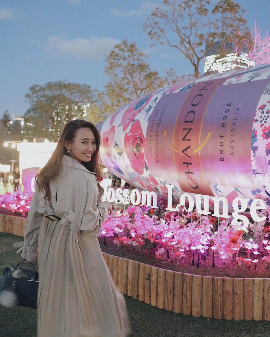 のインスタグラム：「夜桜🌸🌉 .  今日は六本木東京ミッドタウンガーデンで行われてる「CHANDON BLOSSOM LOUNGE 」のオープニングセレモニーに来てるよっ♡もうお花見の季節かぁ〜☺️ . 4月14日までの期間限定で開催してるので是非皆さんも行ってみてください♡とっても綺麗ですよ☺️🌸💞 . . #cherryblossom #party #midtown #お花見シャンドン #お花見 #桜 #🌸 #OHANAMICHANDON #六本木 #ミッドタウン」