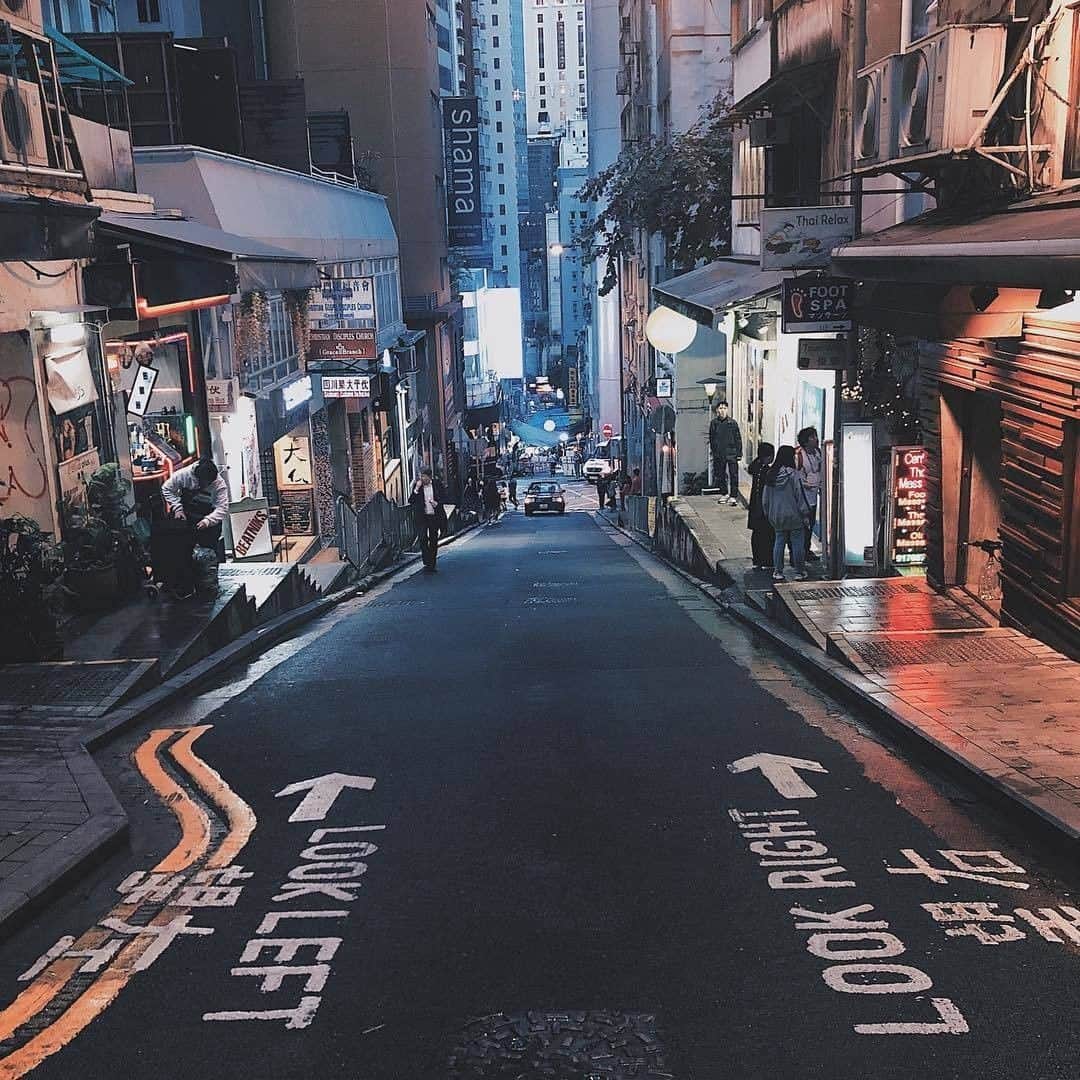 Discover Hong Kongさんのインスタグラム写真 - (Discover Hong KongInstagram)「Discover a paradise for food lovers in Central’s streets and alleys. 肚子餓啦！是時候到中環發掘中西美食，品嚐道地美味！ セントラルに行けば食べたいものが見つかるはず！ 📷: @wanmahazir #DiscoverHongKong #repost」3月14日 19時00分 - discoverhongkong