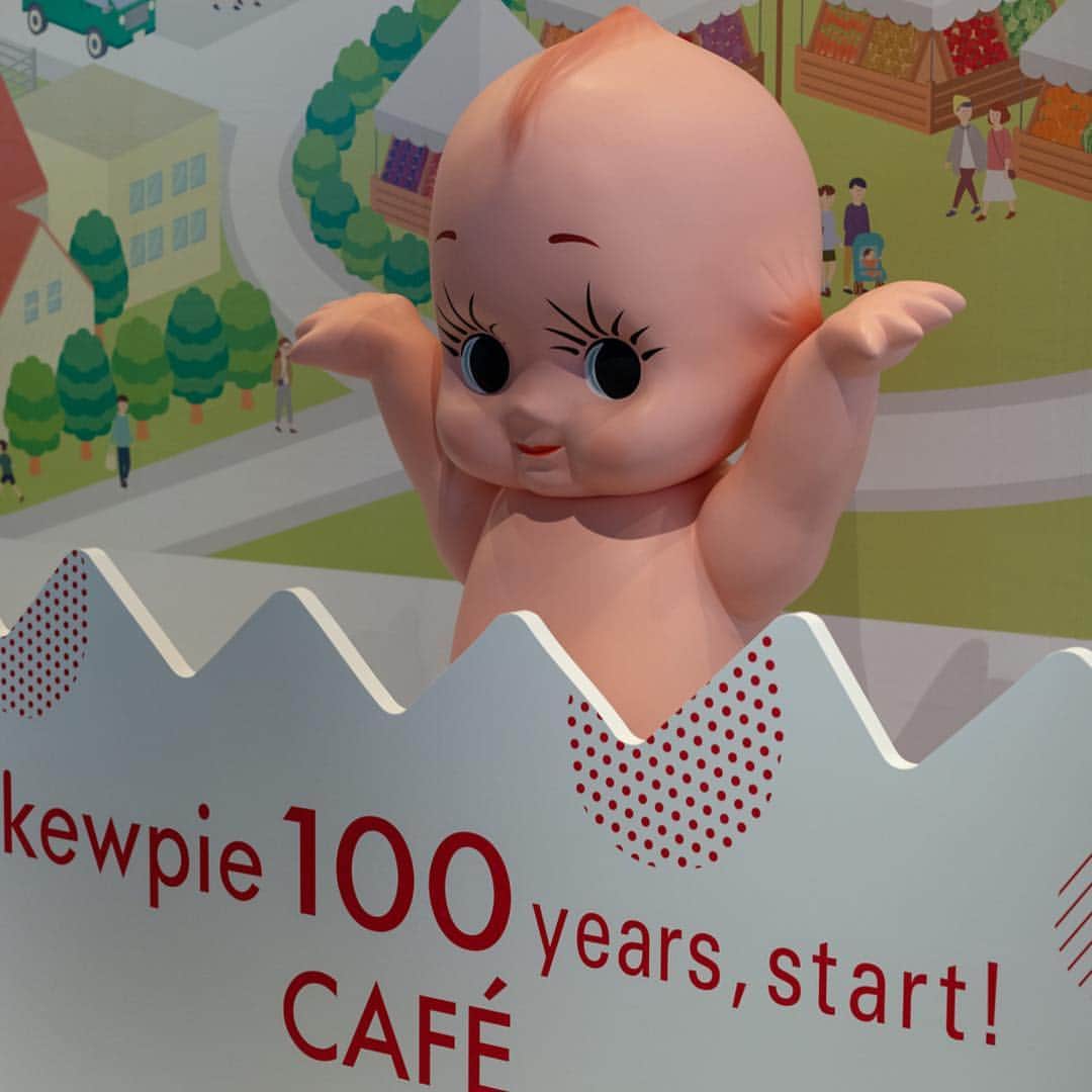 LEEさんのインスタグラム写真 - (LEEInstagram)「【Kewpie 100 years, start! CAFÉ】がはじまります👼🏻﻿ ﻿ キユーピー、なんと今年で創業100周年なんだそう！﻿すごい…！ ﻿ それを記念して、3/15（金）から3/31（日）までの17日間﻿ 六本木ヒルズ内「ヒルズカフェ/スペース」で﻿ 期間限定カフェがオープンされます！🥗🥚﻿ ﻿ キユーピーが提案してきたメニューが詰まった﻿ 「スペシャルランチプレート」をはじめ、﻿ こだわりの卵を使った「スイーツプレート」には﻿ 可愛すぎるキユーピー型のクッキーが🥰﻿ ﻿ 今日の記者発表会では、 燕尾服のキユーピーさんが来てくれました！かわいいっ😭♥️﻿ ﻿ ---﻿ ﻿ #magazineLEE #LEEweb #サラダ #サラダボウル #サラダランチ  #パワーサラダ #サラダとタマゴ #キユーピー #キユーピー100周年 #キユーピーマヨネーズ #マヨネーズ #六本木ヒルズ #六本木 #六本木ランチ #六本木ディナー」3月14日 18時52分 - magazinelee