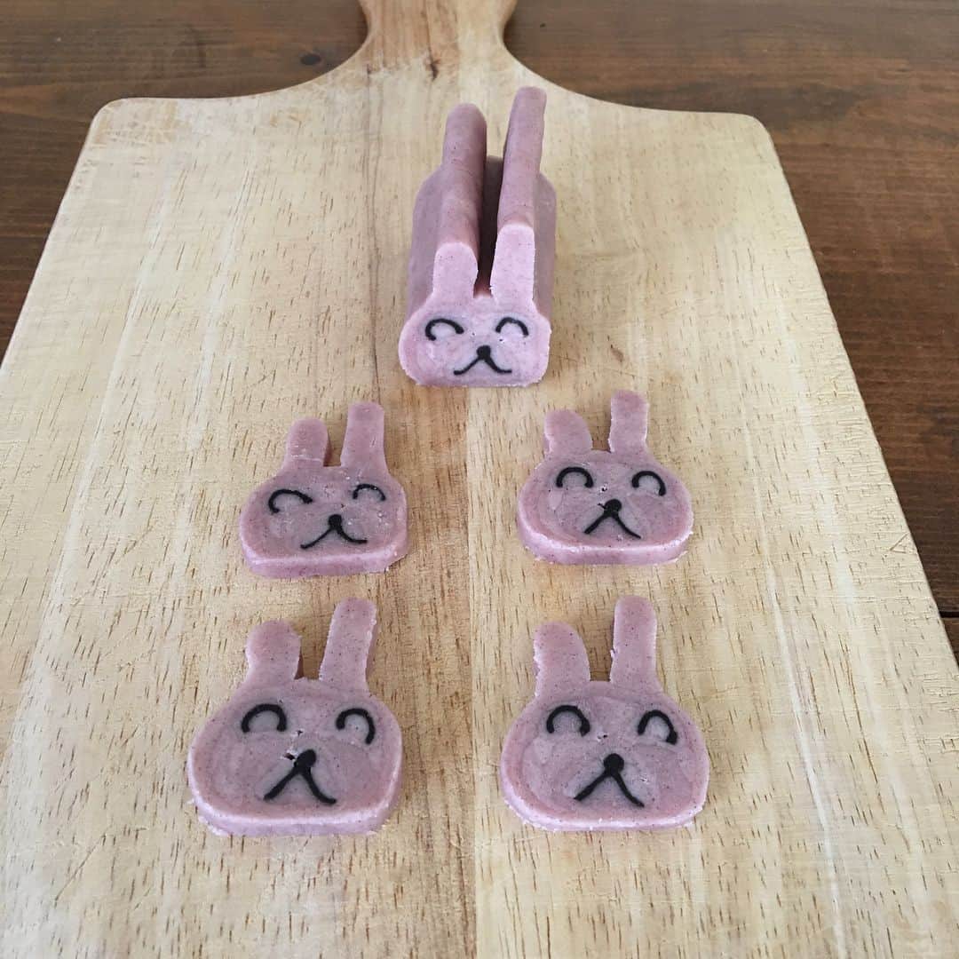 Ranさんのインスタグラム写真 - (RanInstagram)「. . バレンタインのお返しに、 息子と一緒にクッキー缶を作りました。 息子がかいたウサギさんの絵を、 私がアイスボックスクッキーに♡ . さっき、息子と一緒にお届けしてきました☺️ . . . A picture of a rabbit my son drawing.  I made it a cookie. . . . #cookie #rabbit #kidsart #artfood #artwork #sweets #snack #yummy #whiteday #kawaii #kawaiifood #son #クッキー #クッキー缶 #ビスケット #うさぎ #cotta #コッタ #アイスボックスクッキー #子供の絵 #手作りおやつ #手作りお菓子 #ホワイトデー #バレンタイン #お返し#イラストパン #パン教室 #こーねる」3月14日 19時03分 - konel_bread