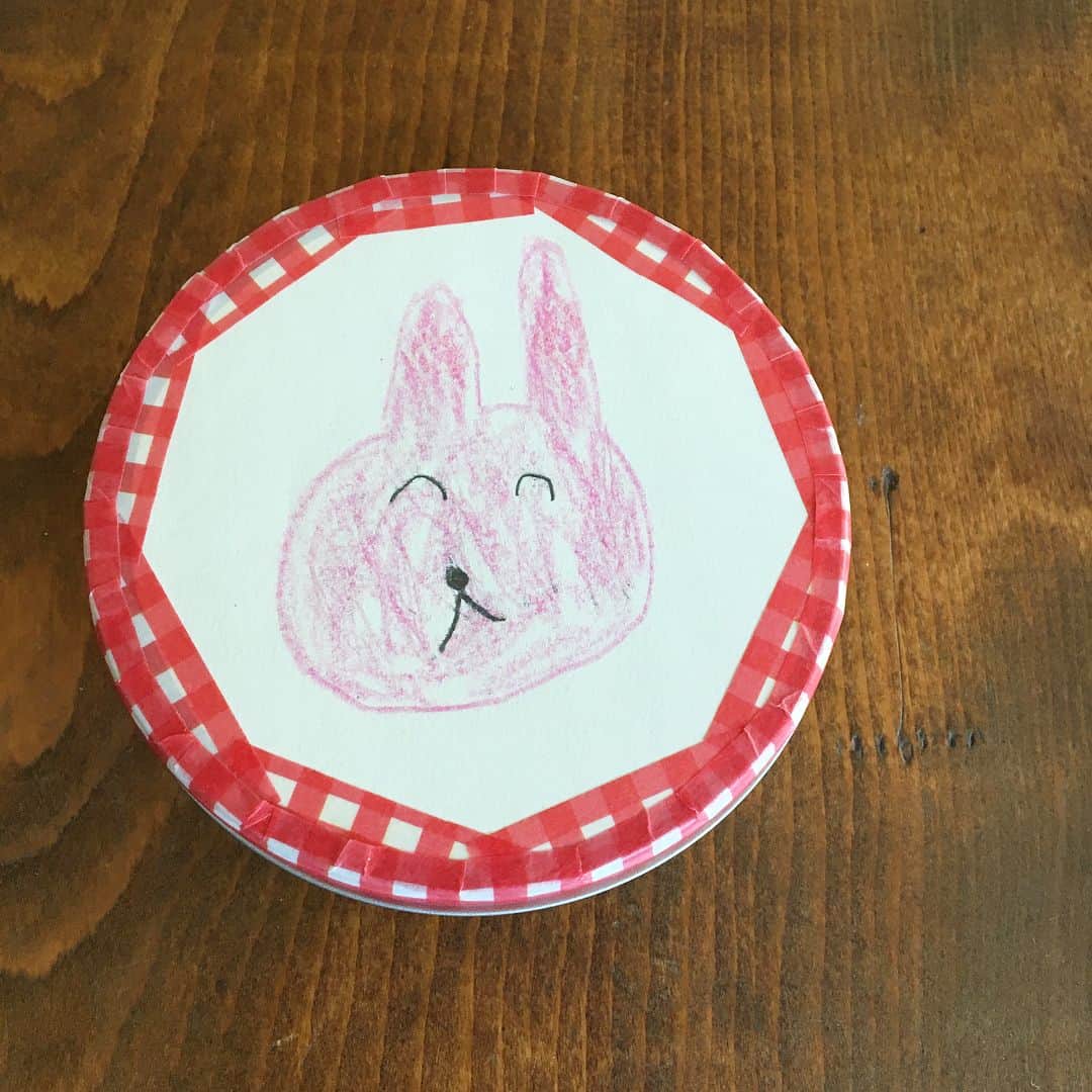 Ranさんのインスタグラム写真 - (RanInstagram)「. . バレンタインのお返しに、 息子と一緒にクッキー缶を作りました。 息子がかいたウサギさんの絵を、 私がアイスボックスクッキーに♡ . さっき、息子と一緒にお届けしてきました☺️ . . . A picture of a rabbit my son drawing.  I made it a cookie. . . . #cookie #rabbit #kidsart #artfood #artwork #sweets #snack #yummy #whiteday #kawaii #kawaiifood #son #クッキー #クッキー缶 #ビスケット #うさぎ #cotta #コッタ #アイスボックスクッキー #子供の絵 #手作りおやつ #手作りお菓子 #ホワイトデー #バレンタイン #お返し#イラストパン #パン教室 #こーねる」3月14日 19時03分 - konel_bread