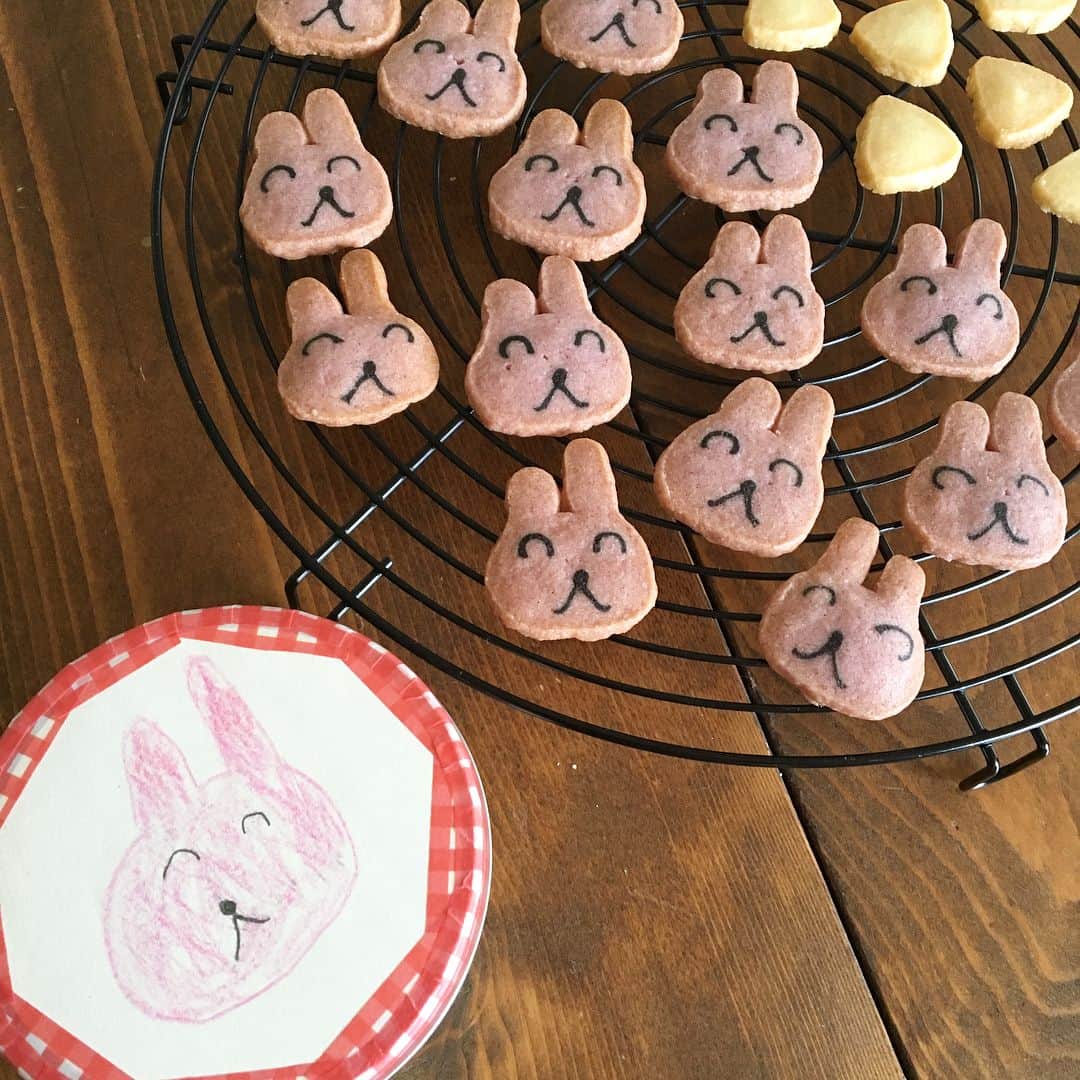 Ranさんのインスタグラム写真 - (RanInstagram)「. . バレンタインのお返しに、 息子と一緒にクッキー缶を作りました。 息子がかいたウサギさんの絵を、 私がアイスボックスクッキーに♡ . さっき、息子と一緒にお届けしてきました☺️ . . . A picture of a rabbit my son drawing.  I made it a cookie. . . . #cookie #rabbit #kidsart #artfood #artwork #sweets #snack #yummy #whiteday #kawaii #kawaiifood #son #クッキー #クッキー缶 #ビスケット #うさぎ #cotta #コッタ #アイスボックスクッキー #子供の絵 #手作りおやつ #手作りお菓子 #ホワイトデー #バレンタイン #お返し#イラストパン #パン教室 #こーねる」3月14日 19時03分 - konel_bread