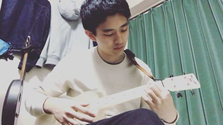 岡田竜（岡田桜井）のインスタグラム：「It's only a Paper Moon  #ウクレレ #ソロウクレレ #ukulele #papermoon #映画も素敵 #outdoorukulele」