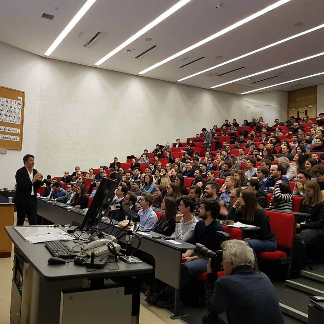 マッテオ・レンツィさんのインスタグラム写真 - (マッテオ・レンツィInstagram)「Sono per due giorni a Londra dove ho presentato “Un’altra strada” a un bel gruppo di studenti italiani. Mi colpisce il gigantesco caos sulla Brexit. Nessuno, dico nessuno, sa come andrà a finire. Dicevano che uscendo dall’Europa sarebbe stato tutto più semplice e quel referendum ha creato un casino immane e bloccato la crescita economica britannica. La politica qui sta mostrando il suo volto più inconcludente, con responsabilità sia per il Governo che per l’opposizione. Lo dico forte: la politica britannica sta facendo peggio di quello che avrebbe potuto fare la politica italiana e questo la dice lunga su come sono messi. Hanno vinto un referendum mentendo: il conto, oggi, lo paga la povera gente. Peccato」3月14日 18時55分 - matteorenzi