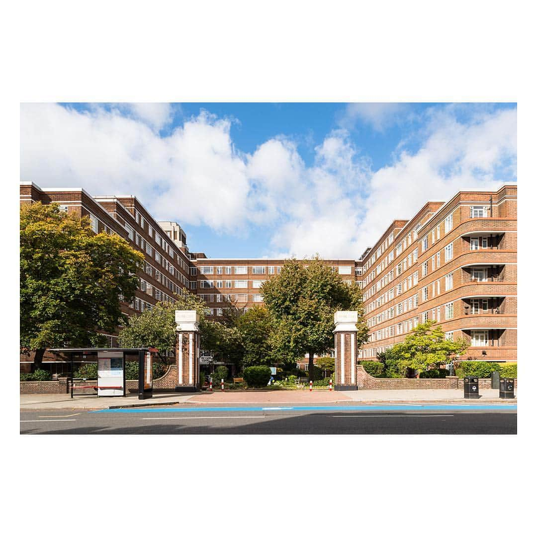 The Modern Houseさんのインスタグラム写真 - (The Modern HouseInstagram)「Keep it Real: an Art Deco apartment in Balham which has retained many of its original 1930s features. Link in our bio to view the sale particulars for Du Cane Court.  #apartmentdecor #artdeco #1930sarchitecture」3月14日 18時56分 - themodernhouse