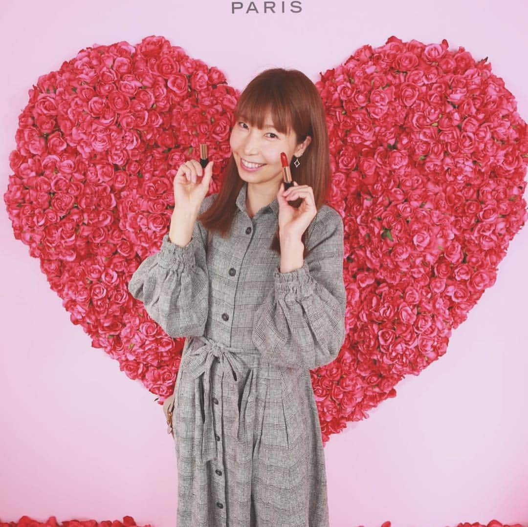 高橋里帆さんのインスタグラム写真 - (高橋里帆Instagram)「@lancomeofficial  発表会行ってきました✨  薔薇の上に浮かんでいるように置かれているコスメが可愛くて💕  ハートの形のリップも本当心奪われました✨  大理石リップも販売して即完売だったのですが、この春また再入荷！ ツヤ感綺麗なリップですよ✨  マスクマンさんと一緒にパシャリ📸  私の手にもシートマスクを貼ってもらい〜。 フィット感がすごく！ こんなに密着！ シワも寄らずにピッタリとフィットしているマスク始めてです✨ 使うのが楽しみ🎶  ファンデもすごく使いやすそうでしたよ！ フィニッシュパウダーなしでも仕上がるのも時短ができて嬉しいですよね✨  化粧水もビッグボトルでコスパ良し！ もう見た目から可愛くてスキンケアが楽しみに💕  仕上がりの表面はさらっとしているので、朝のしっかりケアにもオススメです✨  #ウルトラファンデ#ランコム#lancome#スキンケア女将#亜麻仁オム#大理石リップ#ラプソリュハートリップ#高橋里帆オススメ」3月14日 18時56分 - takahashi.riho