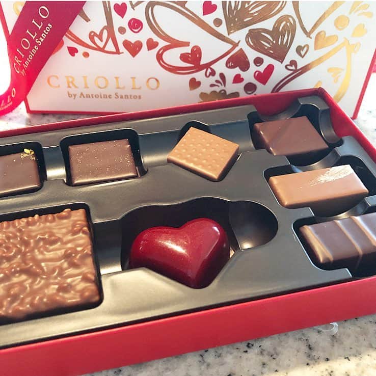 榊山敬代のインスタグラム：「🍫… ・ ぽかぽか日和なきょうは。 太陽はキラキラまぶしく。 春の気配へと心おどる時。  そんなきょうも。 てくトコてくと。  郷さくら美術館へと出かけるの巻。  桜が満開の頃に。  もし。きてくださったらなぁ…と。 展示のご案内を。いつもの皆様へ。 お届けしていましたのも束の間に。  もうすでに。先週より。 地元の方や。地元の友人が。  桜が咲く前に。 わざわざとご来館いただきまして。 びっくりなひとコマと共に。 とても。ありがたくおもうとき。 #ありがとう  そして。きょうは。 美術館の方より。 榊山先生ですか…と。たずねられまして。 自己紹介したことはありませんでしたので。 びっくりなひとコマと共に。 少しのご挨拶ができまして。 とても。ありがたくおもうとき。 #お世話になります  画像は。わざわざと。 お越しいただきました地元の友人より。 いただきましたチョコレート。 ・ 🙏#criollo ・  中目黒の洋菓子店とのことで。 きょうは。ぞろぞろ並んでいましたうえに。 スーツ姿の男性がほとんどでしたから。  甘いものすきなんだなぁ… つかれてるのかなぁ…  と。  すこし不思議に。 眺めていたのですけれど。  ぁ。  きょうは…と。 #ホワイトデー の日でしたことを。 おもいだすのでした。  そして。先月の今頃は。 山口県だったなぁ…と。  ほんのりと。なつかしく。 たのしかったひとときと。 みなさま元気かなぁ…と。 想い出すときなのでした。 … ・ 😌… ・ ・ 郷さくら美術館へお越しの際は。 いろいろ寄り道も。魅力的なひとコマより。 桜のケーキも。おいしそぉだったなぁ… ちなみに。クリオロさんは。 中目黒の駅から美術館までの 通り路にありますよ 🧙‍♀️♪ … ・ ・ ・ ・ 🌸" 作品展示情報… ・ 『第7回 郷さくら美術館 桜花賞展』 … 会場：郷さくら美術館 ・ 「郷さくら美術館　桜花賞」展は、「桜」を描いた現代日本画を多くの方々にご覧頂き、日本画の素晴らしさを再発見してもらうことを目的とした展覧会です。今回もこれからの活躍がますます期待される日本画家31名が、日本美術でおなじみの「桜」という大変難しいモチーフを相手に、それぞれの持ち昧を生かした個性的な素晴らしい桜の絵画に仕上げています。現代日本画家たちの個性を、豊かな桜花の美しさを、どうぞお楽しみください。  東京都目黒区上目黒1-7-13　 TEL：03-3496-1771  東急東横線、東京メトロ日比谷線 中目黒駅より徒歩５分 ◼︎詳しくはホームページをご覧ください … ・ ・ #中目黒  #nakameguro #散策中 #sweets  #❤️ #red #春の贈り物 #春 #spring #whiteday  #チョコレート #chocolate #クリオロ #フランコジャポネセット #クリオロ中目黒店  #Tokyo #food #日本画家 の #外出こんなもん  #寄り道 #refresh #気分転換」