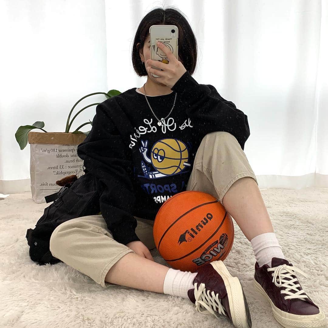 のインスタグラム：「だぼっとカジュアルコーデ🏀太すぎず細すぎないワイドストレートパンツが旬💛 - #カジュアル #スウェット #韓国好きな人と繋がりたい #오오티디」