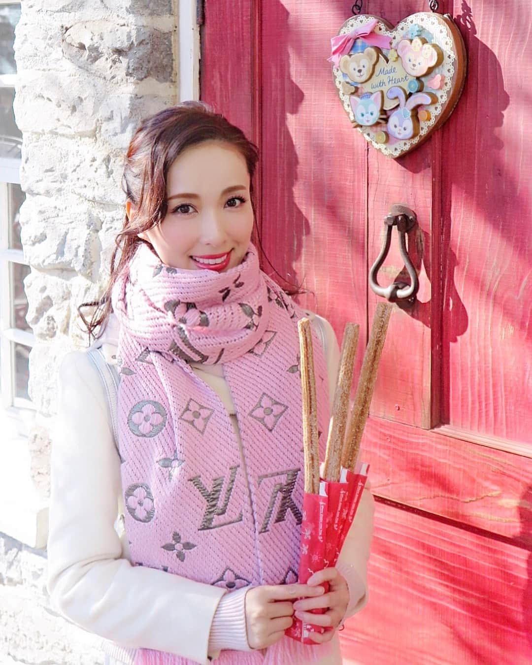 のインスタグラム：「⚓️🚢⚓️🚢⚓️ とある日の穏やかな1日🌸 もうすぐ春なのにぶるぶる震えながら歩いたけど❄️ . 大好きなシナモンチュロスを3本も🤣 はぁ〜、夢みたいだった💕 （海のそば、震えながらの30分待ちでしたが楽しかったからOK🙆‍♀️笑） . Disneyってやっぱり夢の国だなぁ。。👩‍👩‍👧 . #Disney #Disneysea #tokyodisneysea #ディズニー #ディズニーシー #東京ディズニーシー #ダッフィー #シェリーメイ #Duffy#duffyandfriends #shelliemay #シナモンチュロス #churro #チュロス #シナモンデザート #シナモンスイーツ  #ディズニースイーツ #夢の国 #sea #marine #dreamland #disneysweets #日本 #LV #マフラーコーデ #ルイヴィトン #ルイヴィトンマフラー #louisvuitton」