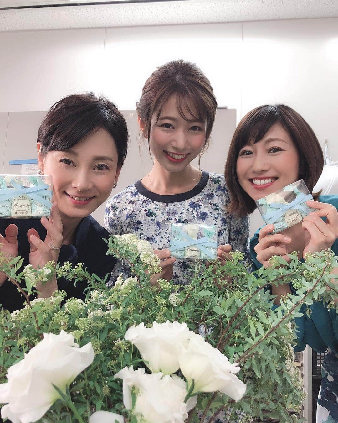 フジテレビ「プライムニュース イブニング」さんのインスタグラム写真 - (フジテレビ「プライムニュース イブニング」Instagram)「ホワイトデーいただきました。﻿ #めざましテレビ のお花とともに…☆﻿ ﻿ #ホワイトデー﻿ #海老原優香 #酒井千佳　﻿ #島田彩夏﻿ ワンピース @sybilla_japan_official﻿ ピアス @grossejapan﻿ #プライムニュースイブニング﻿ #倉田大誠 #反町理 #木村拓也 #中川真理子 #小澤陽子 #上中勇樹 #今湊敬樹 #フジテレビ #アナウンサー﻿ 公式HP：http://www.fujitv.co.jp/prime_evening/」3月14日 19時01分 - livenews_it