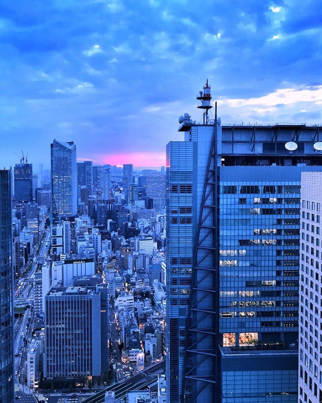 Conrad Tokyoのインスタグラム：「シティービューのマジックアワー。 http://ow.ly/yFbY30jVumr Beautiful magic hour from the hotel. #コンラッド東京 #ホテル #汐留 #東京 #日本 #新橋 #銀座 #マジックアワー #空 #夕暮れ #ConradTokyo #StayInspired #Conrad #hotel #Tokyo #Japan #sky #magichour #Shiodome #Shinbashi  @adambruzzonephotography」