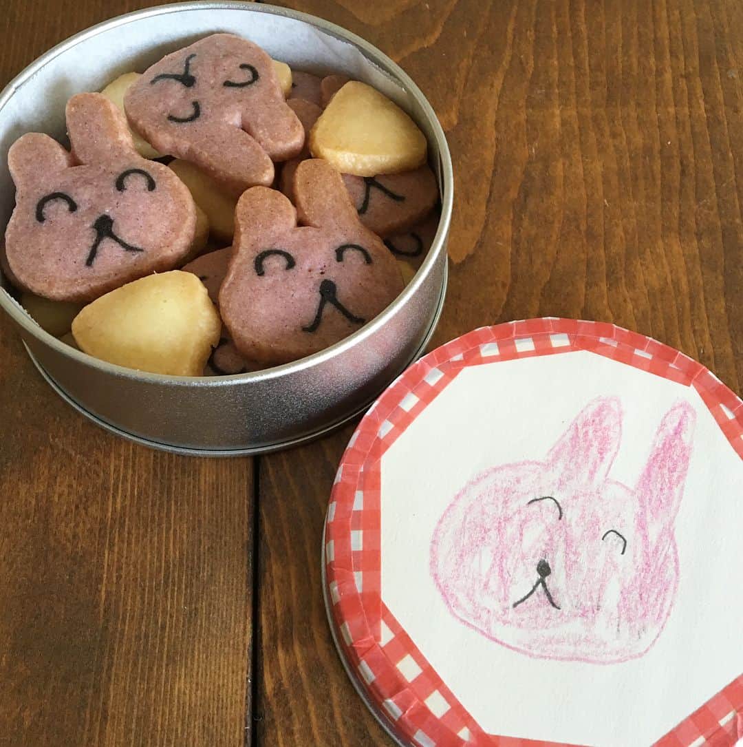 のインスタグラム：「. . バレンタインのお返しに、 息子と一緒にクッキー缶を作りました。 息子がかいたウサギさんの絵を、 私がアイスボックスクッキーに♡ . さっき、息子と一緒にお届けしてきました☺️ . . . A picture of a rabbit my son drawing.  I made it a cookie. . . . #cookie #rabbit #kidsart #artfood #artwork #sweets #snack #yummy #whiteday #kawaii #kawaiifood #son #クッキー #クッキー缶 #ビスケット #うさぎ #cotta #コッタ #アイスボックスクッキー #子供の絵 #手作りおやつ #手作りお菓子 #ホワイトデー #バレンタイン #お返し#イラストパン #パン教室 #こーねる」