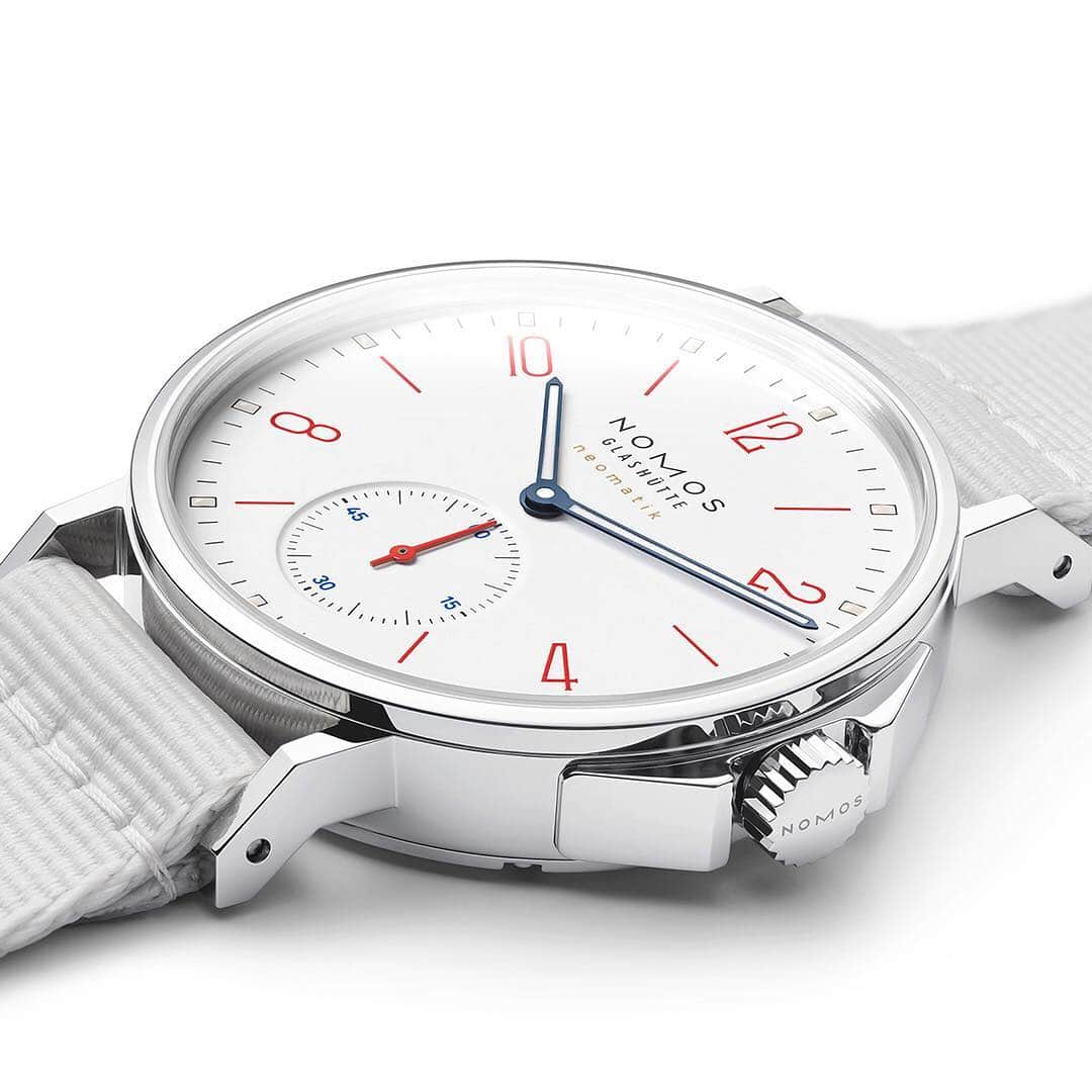 のインスタグラム：「The birds are already singing in Glashütte—and summer's on its way. The next 100 days until it arrives will pass even faster with Ahoi neomatik siren white on the wrist, a watch that radiates summer feeling.  #nomos #nomosahoi #watch #watches #watchesofinstagram #watchmania #watchfam #watchuseek #wristwatch #neomatik #watchlove #sportswatch #sportywatch #clock #horology #timepiece #timepieces #wristwatch #watchoftheday」