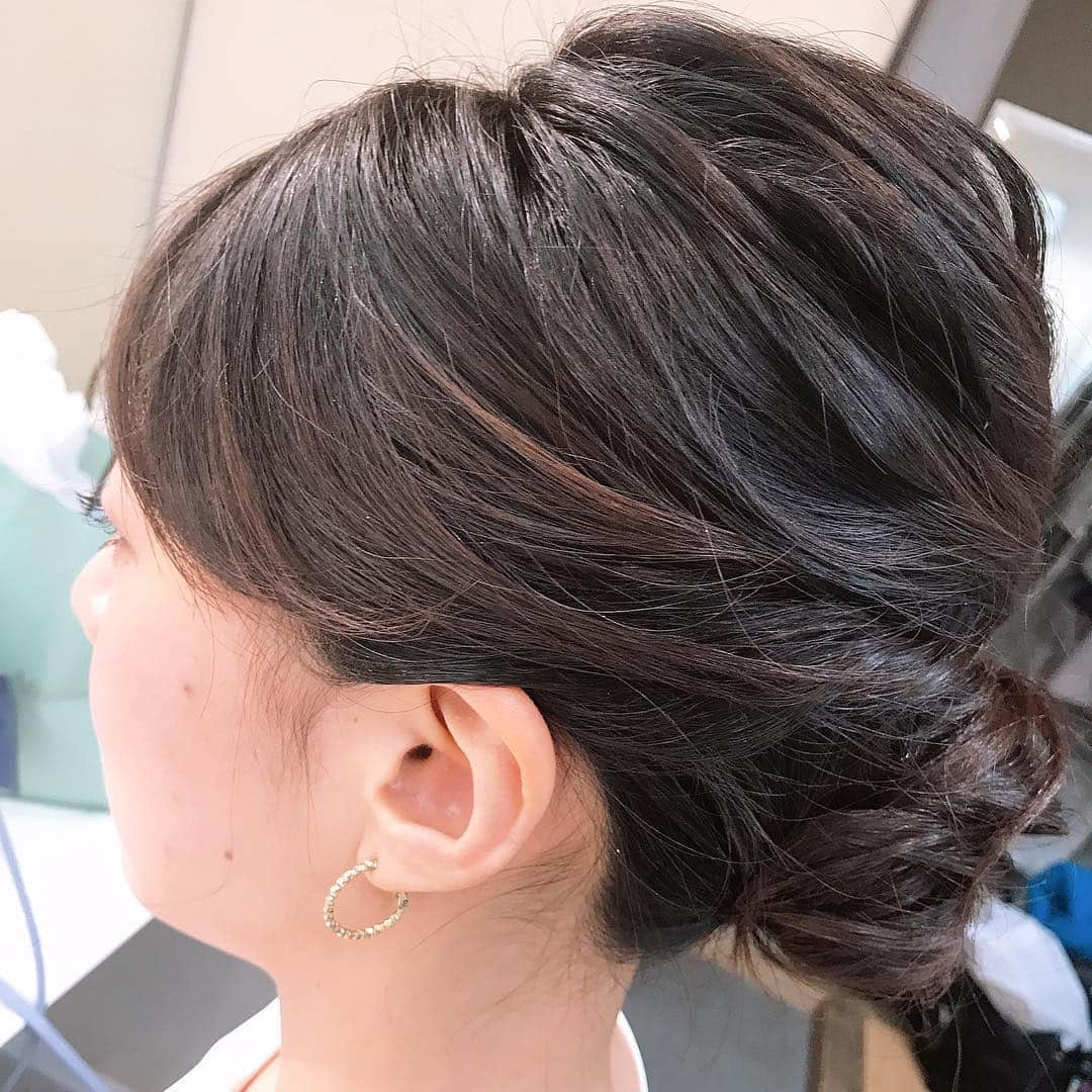 長澤彩子さんのインスタグラム写真 - (長澤彩子Instagram)「今日のヘアメイクさん癒し系で思いやりに溢れるさきさん❤️優しく可愛らしい雰囲気にいつもホッとできます♨️ 気合い入れて綺麗なシニヨンにしてくださいました🌸 ・ tvkのヘアメイクさんは皆さん技術が素晴らしいのです👏🌟 さきさん、ありがとうございます😍❤️ #hairset#hairarrange#hairstyle#hairstyling#シニヨンアレンジ#シニヨン」3月14日 19時06分 - ayako212nagasawa