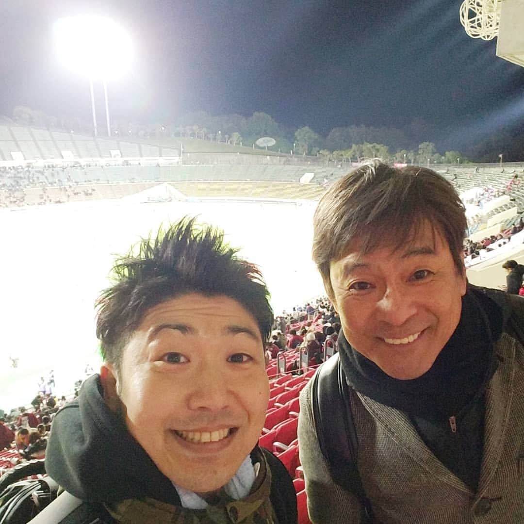 レイチェルのインスタグラム：「今週は祇園花月に出演させていただいておりますよ！  内場さんもご出演されてますよ！  そして、そんな内場さんと一緒に昨日ヴィッセル神戸VSセレッソ大阪の試合を観に行って来ましたよ！  僕のお目当ての初瀬亮選手のプレーは、残念ながら昨日は拝めなかったのですが、やっぱり生のサッカー観戦は興奮しましたよ！  やっぱり皆さま結局『生』が一番ですよ！  てことで、月曜日まで祇園花月でお待ちしておりま～す！  とぉ～か言っちゃってぇーーー！！！！！😁😁😁😁💨💨💨💨💨🎶🎶🎶🎶🎶✨✨✨✨✨」