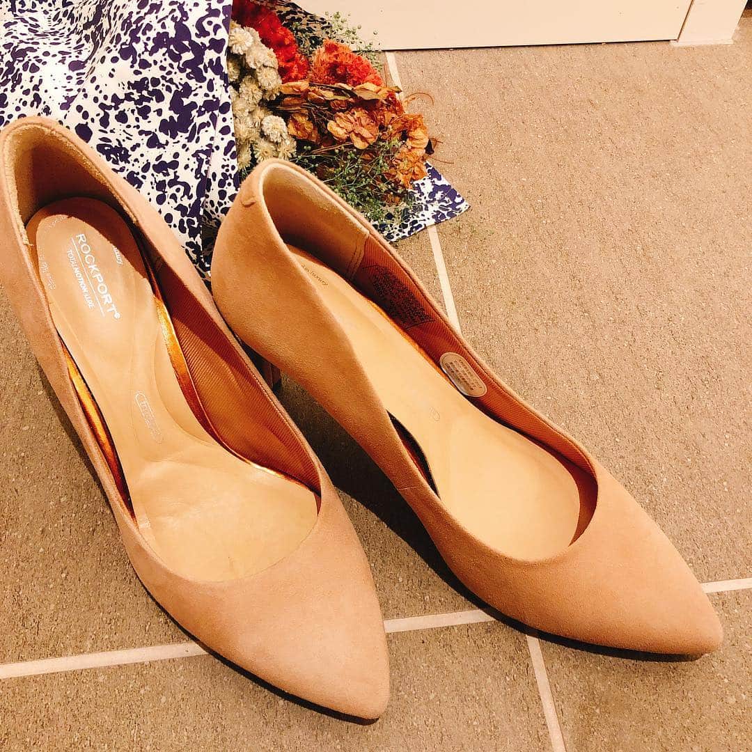 伴杏里さんのインスタグラム写真 - (伴杏里Instagram)「Happy Whiteday 💜💛🧡 春に大活躍しそうなベージュパンプスでお出かけ👠💐 #rockport #ロックポート #pic #shoes #heels #foot #sunset_pics」3月14日 19時10分 - anri.ban