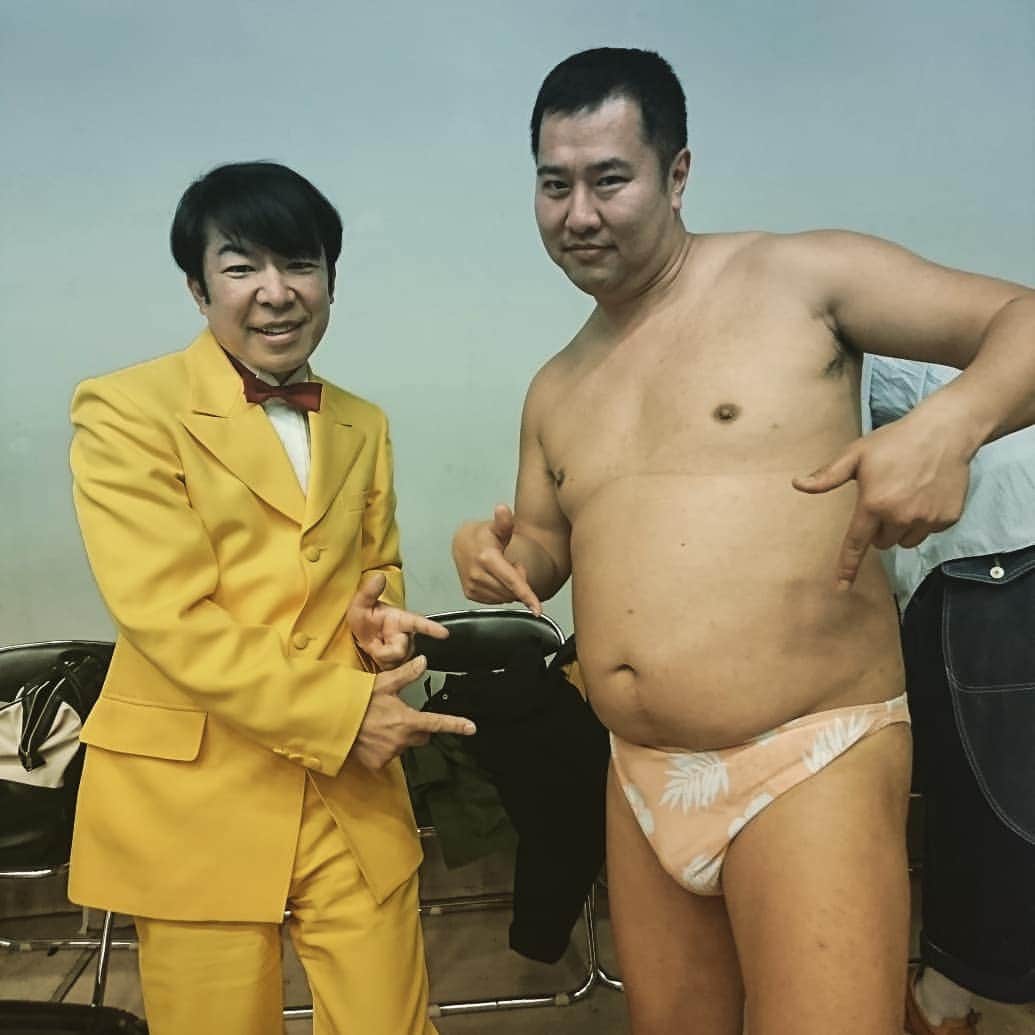 とにかく明るい安村さんのインスタグラム写真 - (とにかく明るい安村Instagram)「昨日はダンディさんとゲッツをやりました！ #ダンディ坂野 #ゲッツ #とにかく明るい安村 #安心してください #穿いてますよ #一発屋」3月14日 19時12分 - tonikaku.a.yasumura
