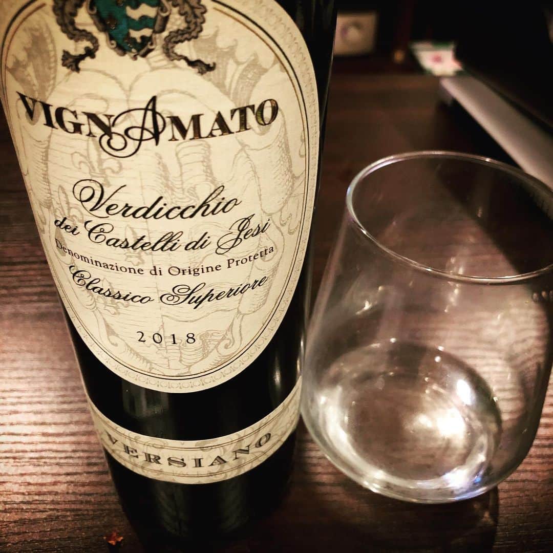 宮澤崇史さんのインスタグラム写真 - (宮澤崇史Instagram)「TirrenoAdriatico2019 ちょっと気が早いが、Jesi ~matelica を走る最終ステージは、ヴェルディッキオが有名な場所で、ワインをめちゃ推してる。 ってのを忘れてちょうど2つの町の真ん中にアジエンダを構えるVIGNAMATOをステージ始まる前に飲んでしまった。別のヴェルディッキオ探してみよう。 #verdicchio #vino #vinobianco #italia #vignamato #tirrenoadriatico #2019 #tirrenoadriatico2019 #ciclismo #gara #re #chivince #cycleroadrace #dazn #dazncycle #ティレノアドリアティコ #ワイン #イタリアワイン #イタリア #アドリア海 #アンコナ #ヴェルディッキオ #白ワイン#第6ステージ」3月14日 19時16分 - vino_takshi