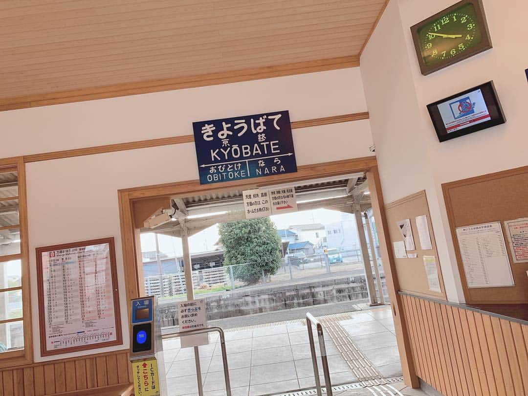 茉井良菜さんのインスタグラム写真 - (茉井良菜Instagram)「. . . 奈良テレビ「はじめましてツキムラです。」 の新アシスタントになって初のロケで JR万葉まほろば線 京終駅へ* . . 通る事しかなくて初めて降りたけど、 今改装中でとてもステキな駅になりそう…！ . . 駅舎に新しいカフェ 「ハテノミドリ」というお店ができてて いちごあんトースト と ジンジャーエールを頂いたよ、* . いちごあんは春季限定でサクサクふわふわ！ ジンジャーエールは大人ぽい味でとてもおいかった〜、 . . 奈良は良いところだなあ、 まだまだ知らない魅力かいっぱい、、！ . . #ハテノミドリ #ジンジャーエール #奈良#奈良カフェ #奈良カフェ巡り  #京終#京終駅#京終カフェ#カフェ巡り #ならまち #ならまちカフェ #奈良町カフェ  #奈良が好き #奈良好きな人と繋がりたい .」3月14日 19時20分 - yonsuchan