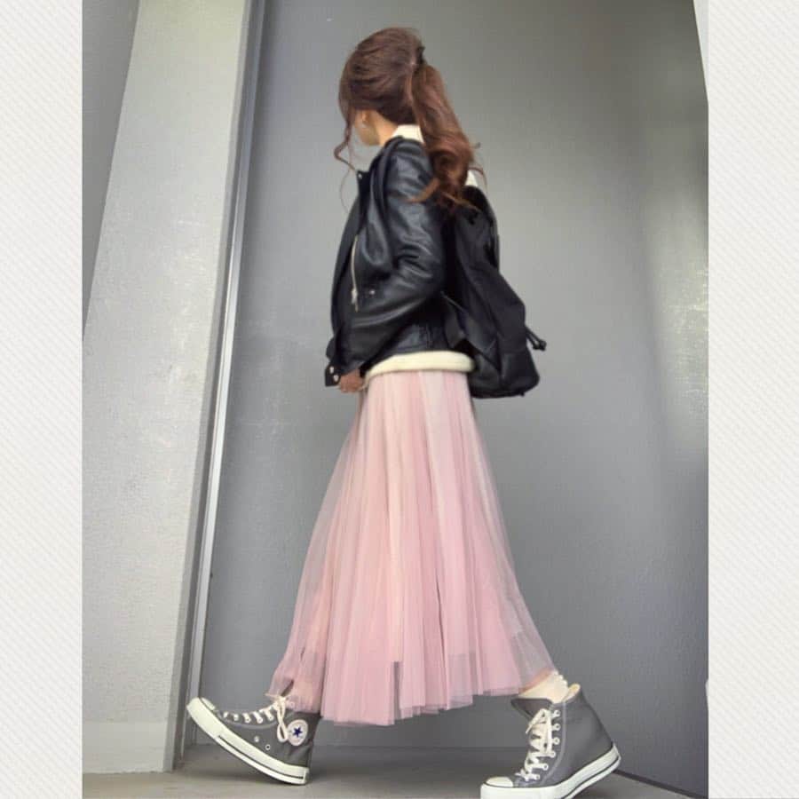 chieminsさんのインスタグラム写真 - (chieminsInstagram)「こんばんは*·⑅𓆉*✰* ・ 最近寒すぎね🤧 ・ ・ @pierrot_shop さんのワッフルパーカーがⓝⓔⓦ✨ コレ、ブラックも持っててお気に入りなやつ✨ 春だし、アイボリーを追加♥️ ワッフル素材ってヘルシー可愛いぃ感じが好き🥰 ・ ・ ・ そして @chicwish @chicwish.japan さんのチュールスカートもⓝⓔⓦ✨ ベビーピンクでふわふわ春っぽくて可愛いぃ--😆❣️ しかもよく見たら、裏生地がグリッターラメになってて、歩くとふんわりキラキラシャイニー✨✨ 可愛いぃが過ぎる😍✨ ライダースとバックパック合わせでMIXコーデ❣️ ・ ・ ・ ・ ・ ジャケット➞#zara パーカー➞ #パーカー：#pierrot @pierrot_shop (b1806-017253) (トップページのURLから飛べます*⋆✈︎) スカート➞ #chicwish #chicwishjapan  スニーカー➞#vans #oldskool  バックパック➞#gastonluga  ベルト➞#beautifulpeople ・ ・ ・ ・ 🌷コーデ詳細はトップページのURLからも見れます🌷 ・ ・ ・ ・ #code  #coordinate #ootd #outfit #mylook #ママコーデ #コーデ #pr #mineby3mootd #like4like #お洒落さんと繋がりたい #ビュースタグラマー #ponte_fashion #chao_app  #156cm #156cmコーデ」3月14日 19時21分 - chery0131