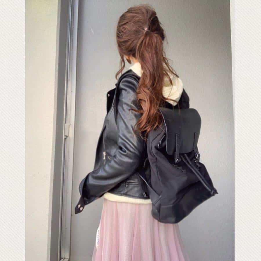 chieminsさんのインスタグラム写真 - (chieminsInstagram)「こんばんは*·⑅𓆉*✰* ・ 最近寒すぎね🤧 ・ ・ @pierrot_shop さんのワッフルパーカーがⓝⓔⓦ✨ コレ、ブラックも持っててお気に入りなやつ✨ 春だし、アイボリーを追加♥️ ワッフル素材ってヘルシー可愛いぃ感じが好き🥰 ・ ・ ・ そして @chicwish @chicwish.japan さんのチュールスカートもⓝⓔⓦ✨ ベビーピンクでふわふわ春っぽくて可愛いぃ--😆❣️ しかもよく見たら、裏生地がグリッターラメになってて、歩くとふんわりキラキラシャイニー✨✨ 可愛いぃが過ぎる😍✨ ライダースとバックパック合わせでMIXコーデ❣️ ・ ・ ・ ・ ・ ジャケット➞#zara パーカー➞ #パーカー：#pierrot @pierrot_shop (b1806-017253) (トップページのURLから飛べます*⋆✈︎) スカート➞ #chicwish #chicwishjapan  スニーカー➞#vans #oldskool  バックパック➞#gastonluga  ベルト➞#beautifulpeople ・ ・ ・ ・ 🌷コーデ詳細はトップページのURLからも見れます🌷 ・ ・ ・ ・ #code  #coordinate #ootd #outfit #mylook #ママコーデ #コーデ #pr #mineby3mootd #like4like #お洒落さんと繋がりたい #ビュースタグラマー #ponte_fashion #chao_app  #156cm #156cmコーデ」3月14日 19時21分 - chery0131