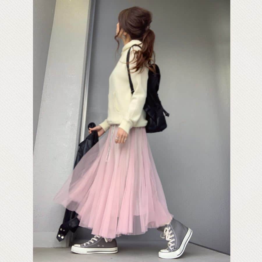 chieminsさんのインスタグラム写真 - (chieminsInstagram)「こんばんは*·⑅𓆉*✰* ・ 最近寒すぎね🤧 ・ ・ @pierrot_shop さんのワッフルパーカーがⓝⓔⓦ✨ コレ、ブラックも持っててお気に入りなやつ✨ 春だし、アイボリーを追加♥️ ワッフル素材ってヘルシー可愛いぃ感じが好き🥰 ・ ・ ・ そして @chicwish @chicwish.japan さんのチュールスカートもⓝⓔⓦ✨ ベビーピンクでふわふわ春っぽくて可愛いぃ--😆❣️ しかもよく見たら、裏生地がグリッターラメになってて、歩くとふんわりキラキラシャイニー✨✨ 可愛いぃが過ぎる😍✨ ライダースとバックパック合わせでMIXコーデ❣️ ・ ・ ・ ・ ・ ジャケット➞#zara パーカー➞ #パーカー：#pierrot @pierrot_shop (b1806-017253) (トップページのURLから飛べます*⋆✈︎) スカート➞ #chicwish #chicwishjapan  スニーカー➞#vans #oldskool  バックパック➞#gastonluga  ベルト➞#beautifulpeople ・ ・ ・ ・ 🌷コーデ詳細はトップページのURLからも見れます🌷 ・ ・ ・ ・ #code  #coordinate #ootd #outfit #mylook #ママコーデ #コーデ #pr #mineby3mootd #like4like #お洒落さんと繋がりたい #ビュースタグラマー #ponte_fashion #chao_app  #156cm #156cmコーデ」3月14日 19時21分 - chery0131