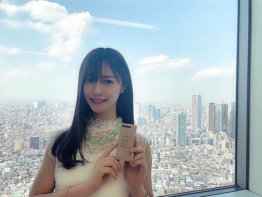 山下愛実（まなみるく）のインスタグラム：「🏙✨ Varijoaの洗い流さないトリートメントすっごく好みの香り☺︎愛用しまくる🥰  #洗い流さないトリートメント#ヘアオイル #instahair#instafashion#followme」