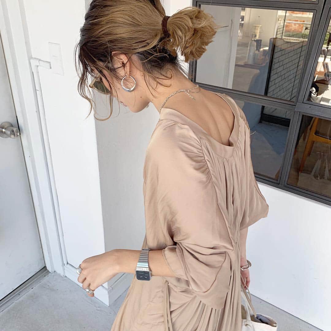 のインスタグラム：「. 今日発売の @flugge_official pleats muse OP🧞‍♀️背中の開きとかプリーツぎゃんぎゃんなのとかどタイプのワンピース🤤♡私の周りのみんなも絶対買うと言っておる、ありがとう🙏この春は女子な気分🌸#珍しい 昨日あったかかったから調子乗ってなかなかの薄着してきて今日ずーーーっと寒い🤣 .  #flugge#flugge_official #fluggesnap #ootd#outfit#fashion#instafashion#ig#casual#coordinate#code#me#今日の服#今日のコーデ#今日のコーディネート#コーディネート#カジュアル#ファッション#カジュアルコーデ#ワンピース#新作#新作発売」