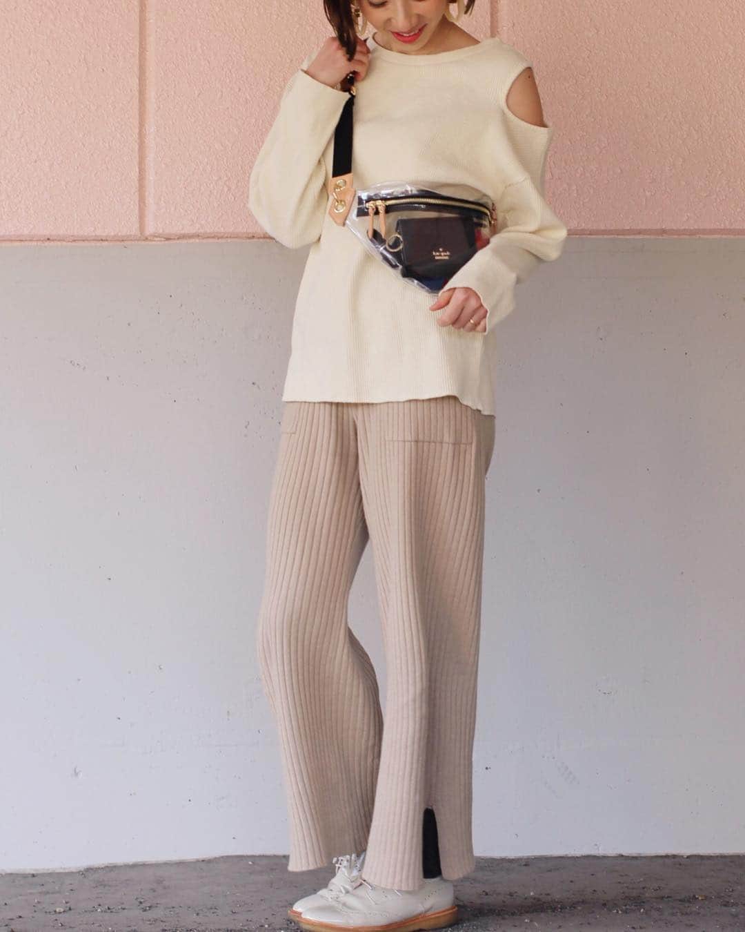 のインスタグラム：「ootd shirt, bag: #rosebud @rosebud_official_  knit pants: #gu @gu_global  shoes: #maisondereefur @maisondereefur . . 肩が片方だけちょっと出てて、バッグ透けてる人、、、🤭まぁまぁの頻度で突っ込まれるけどwどちらもお気に入り♡ . . シースルーのウエストポーチ、結構色んなコーデに合わせられて、一気にトレンド感出るので重宝してます^ ^ . 足元もねー、完全に春にしたいけど、今日も雪降ってたし、そこはなかなか難しいですね。北国🐿 道民一同、春待ってるよ🌸🌸 . . よく考えたらまだ東京の真冬より寒い、、、。 . #ootd #fashionblogger #hokkaido #sapporo #いつコ #ウエストポーチ #ニットパンツ #クリアバッグ #ビニールバッグ #カジュアルコーデ #locari #北海道 #札幌」