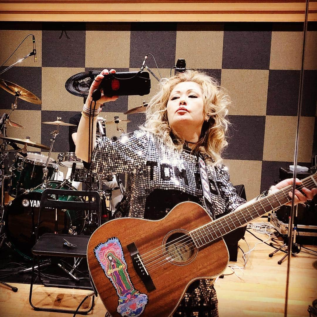 JILLさんのインスタグラム写真 - (JILLInstagram)「リハ🎸かわゆいギターとケース❣️ ワクワク💕  明日、新潟の朝のテレビ生出演なり。  3⽉15日 （⾦） 10:00 〜 10:30 『ナマトク』 ux新潟テレビ21  12:00 〜 12:40 『Mint Condition』 FM PORT ※出演時間 12:25頃〜12:35頃  15:45 〜 16:30 『SOUND SPLASH』 FM新潟 ※出演時間 16:13頃〜16:25頃  #personz  #jillpersonz #20190314 #wanderful_memories_tour #アーカイブDVD  #ツアースタンプリリース  #Jfnpark #ジャパニーズポップスラプソディ #personz.net @jillpersonz  #ワンダフルツアースタートまであと3日  3⽉16⽇（土） 16:00 〜 17:30 『ゆうわく伝説』 BSNラジオ」3月14日 19時31分 - jillpersonz