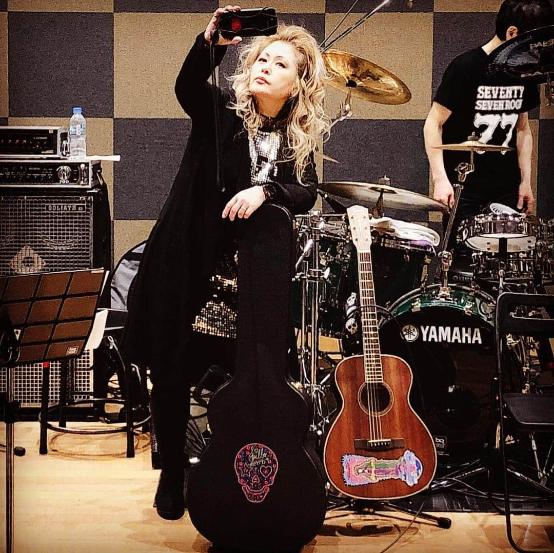 JILLさんのインスタグラム写真 - (JILLInstagram)「リハ🎸かわゆいギターとケース❣️ ワクワク💕  明日、新潟の朝のテレビ生出演なり。  3⽉15日 （⾦） 10:00 〜 10:30 『ナマトク』 ux新潟テレビ21  12:00 〜 12:40 『Mint Condition』 FM PORT ※出演時間 12:25頃〜12:35頃  15:45 〜 16:30 『SOUND SPLASH』 FM新潟 ※出演時間 16:13頃〜16:25頃  #personz  #jillpersonz #20190314 #wanderful_memories_tour #アーカイブDVD  #ツアースタンプリリース  #Jfnpark #ジャパニーズポップスラプソディ #personz.net @jillpersonz  #ワンダフルツアースタートまであと3日  3⽉16⽇（土） 16:00 〜 17:30 『ゆうわく伝説』 BSNラジオ」3月14日 19時31分 - jillpersonz