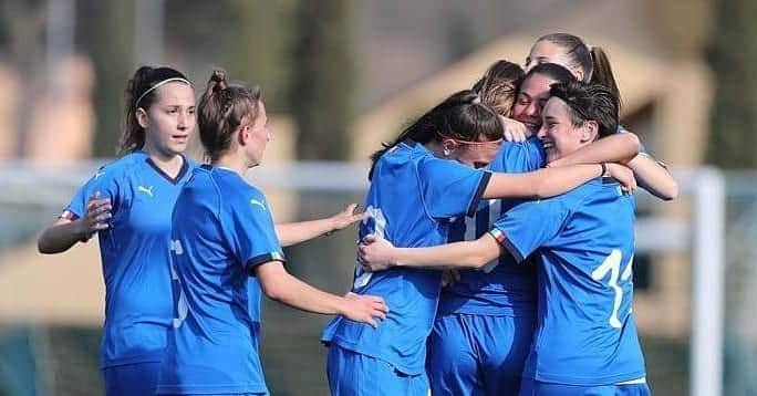 サッカーイタリア代表さんのインスタグラム写真 - (サッカーイタリア代表Instagram)「#Under17 #Femminile🇮🇹 Al via il raduno in vista dell'Élite Round: domani la conferenza stampa di presentazione del torneo . Le #Azzurrine saranno in ritiro a Tirrenia fino a martedì 19. Poi trasferimento a Montecatini e quindi esordio sul campo il 21, contro l'Islanda . . #VivoAzzurro」3月14日 19時32分 - azzurri