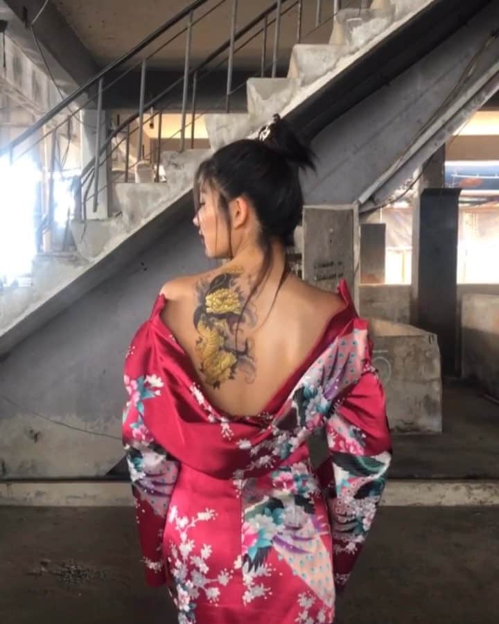 あゆみテレサのインスタグラム：「Girl with the dragon tattoo🐉🎌❤️ Behind the scenes of the TROS tvc🔥 Video by @felix_turem 🎥 lol」