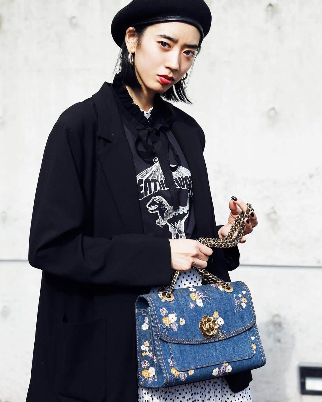 のインスタグラム：「TOKYO STREET SNAP Name: @___akira_i  T-shirt: @coach  Bag: @coach  #coach#LIFECOACHTOKYO#LIFECOACH東京 #pr#streetstyle#droptokyo#tokyo#japan#streetscene#streetfashion#streetwear#streetculture#fashion#bag Photography: @kyoheihattori」