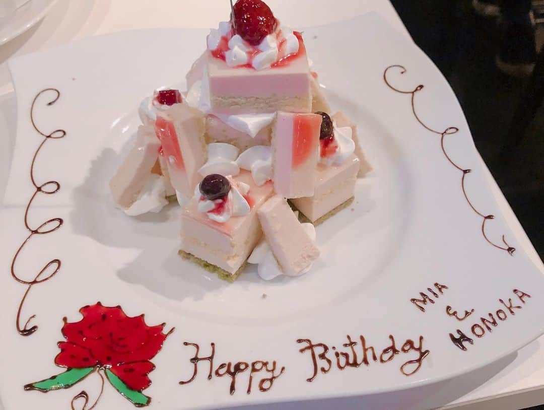日下部美愛さんのインスタグラム写真 - (日下部美愛Instagram)「. この前事務所の方々に、先輩のほのかさんと同じ誕生月なのでお祝いしてもらいました！！ 嬉しかった😭😭 バルーンで飾り付けしてくださったり、 可愛いプレゼントやケーキも（；＿；） 幸せものだなあ。 頂いたプレゼントがめちゃめちゃ可愛かったのでのちのち載せます、♡ ライブ後に内田珠鈴ちゃんも来てくれて！ 可愛いプレゼントまで、、ありがとう😖💗 #birthday #photo #japan #model #me #code #fashion #makeup #followme #instagood #camera #instadaily #dailylook #한국 #맞팔 #사진 #데일리 #데일리룩」3月14日 19時38分 - miakusakabe_official